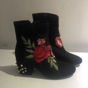 Ankle bootie, colour black, material suede, name of bootie Street wear society.
